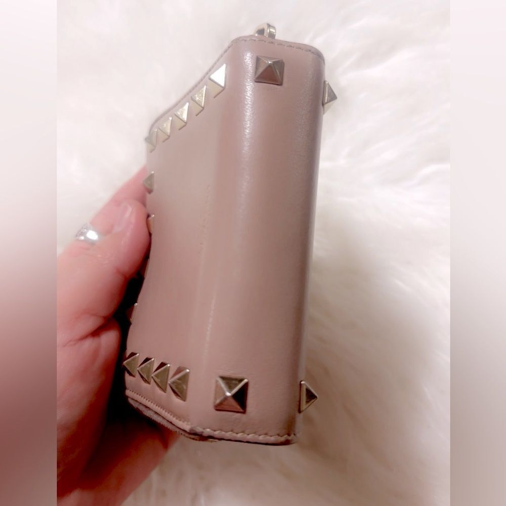 VALENTINO GARAVANI
Rockstud Accents Leather Compact Wallet 4.5” x 4” Approxi….. - Picture 5 of 14